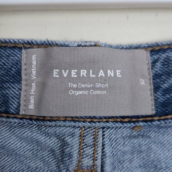 Everlane The Denim Short Distressed With Raw Hem in Medium Wash, Size 32 - Picture 4 of 8